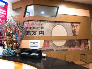 インドネシア 2022年最新10万ルピア スカルノ＆ハッタ20枚　200万ルピア 写真あり】インドネシアのATMを使って現地通貨ルピアに両替